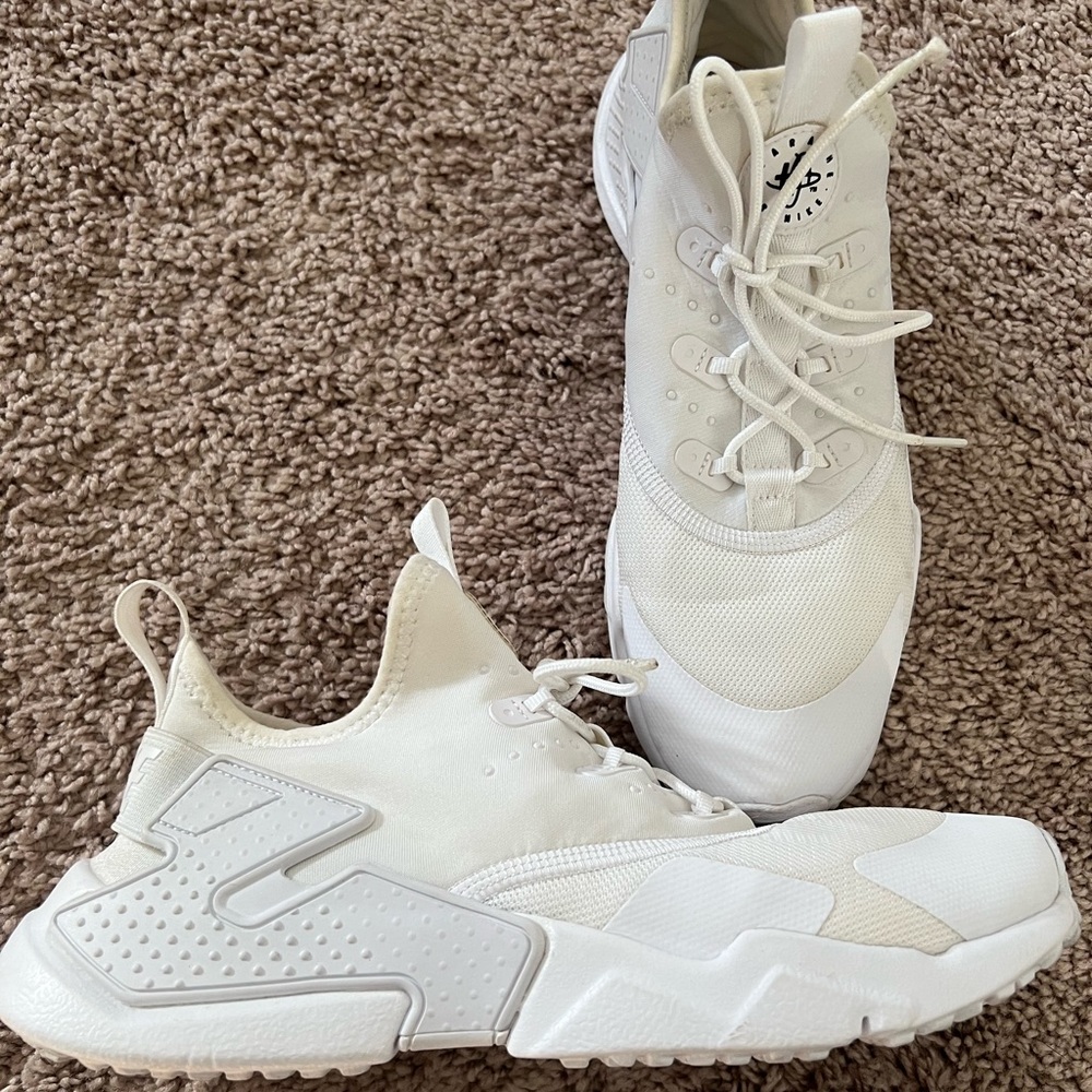 White NIKE HUARACHE